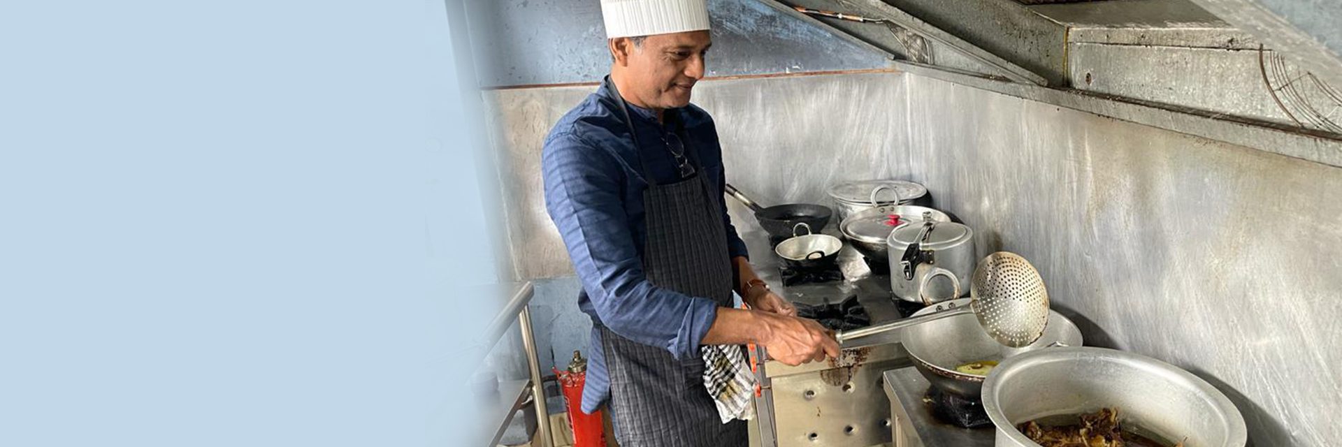 Cómo Adil Hussain es experto en juegos de rol, ya sea actuando o preparando una comida en ventanas emergentes seleccionadas